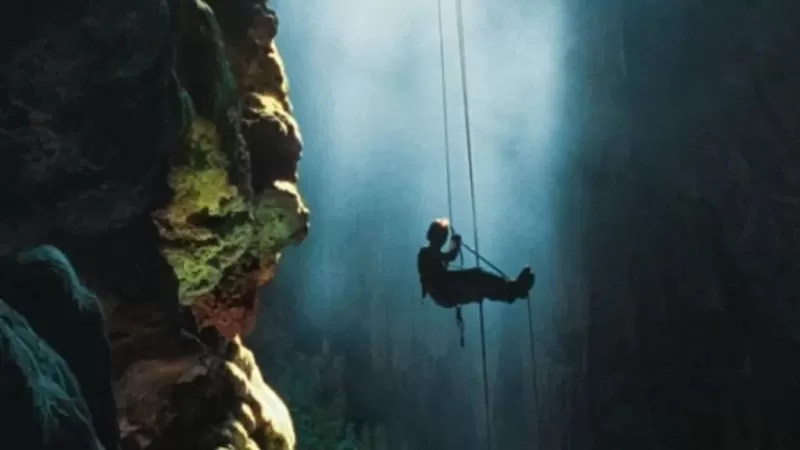 Grutas-secas-e-alagadas-em-Bonito-MS-abismo-anhumas-1024x576