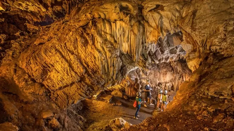 Grutas-secas-e-alagadas-em-Bonito-MS-Gruta-Catedral-1024x576