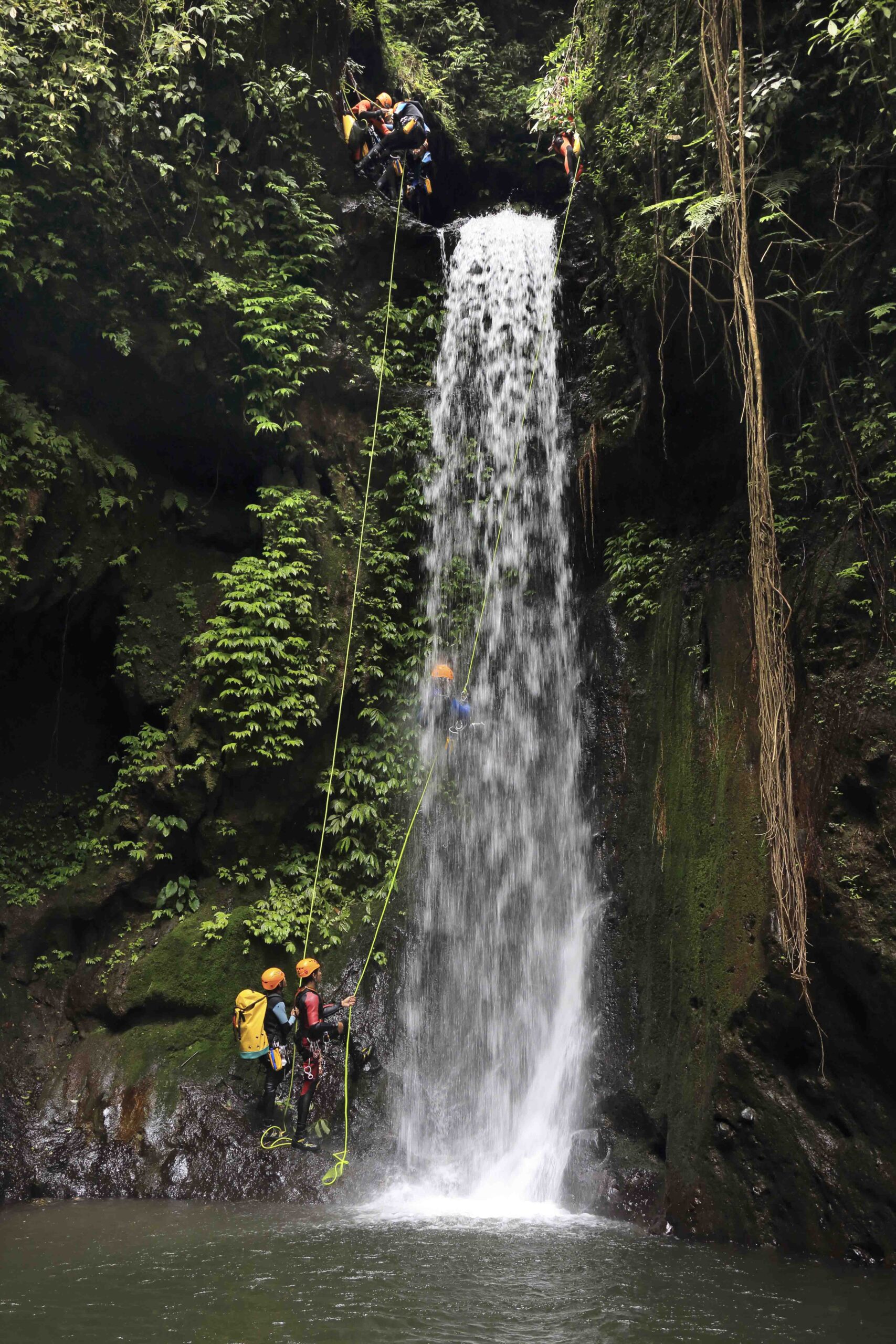 Conheça o canyoning em Bonito MS