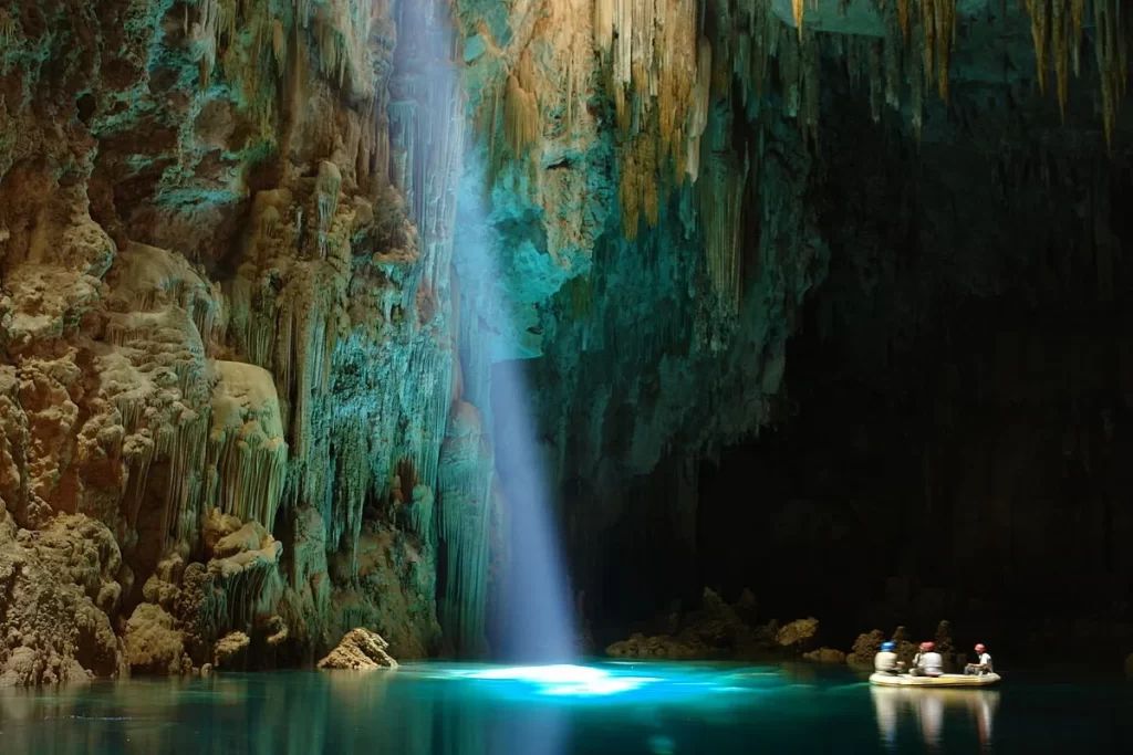 Raio de luz ilumina o interior de uma caverna submersa em Bonito, Mato Grosso do Sul, enquanto turistas exploram a região em um bote inflável.