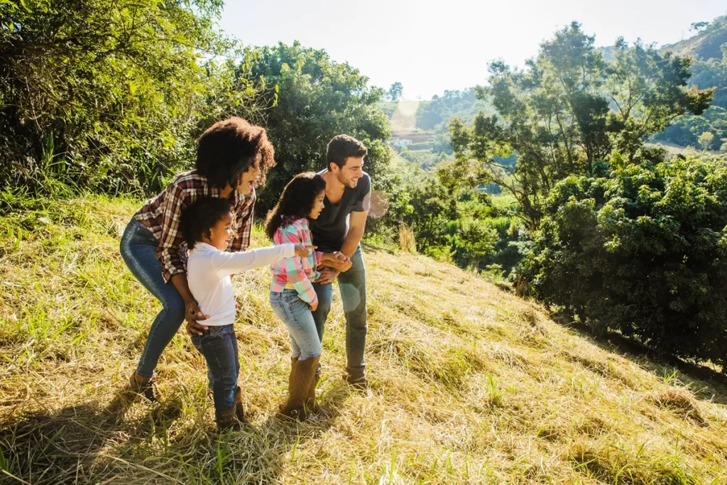 Família desfrutando de um passeio ao ar livre em meio à natureza, explorando paisagens rurais e aproveitando o turismo ecológico.