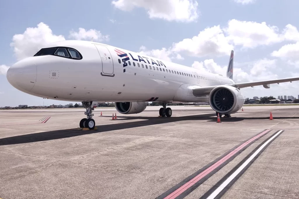 Aeronave LATAM Airbus estacionada em pista de aeroporto sob céu azul, preparada para operação de voos para Bonito.