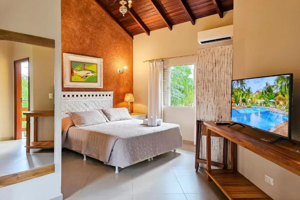 Hotel Pousada Águas de Bonito: quarto confortável com cama de casal e televisão.