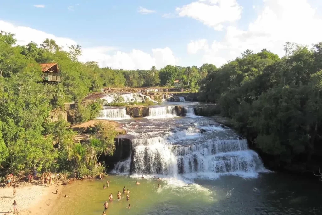 Pessoas nadando em cachoeiras de água cristalina em Bonito, Mato Grosso do Sul.
