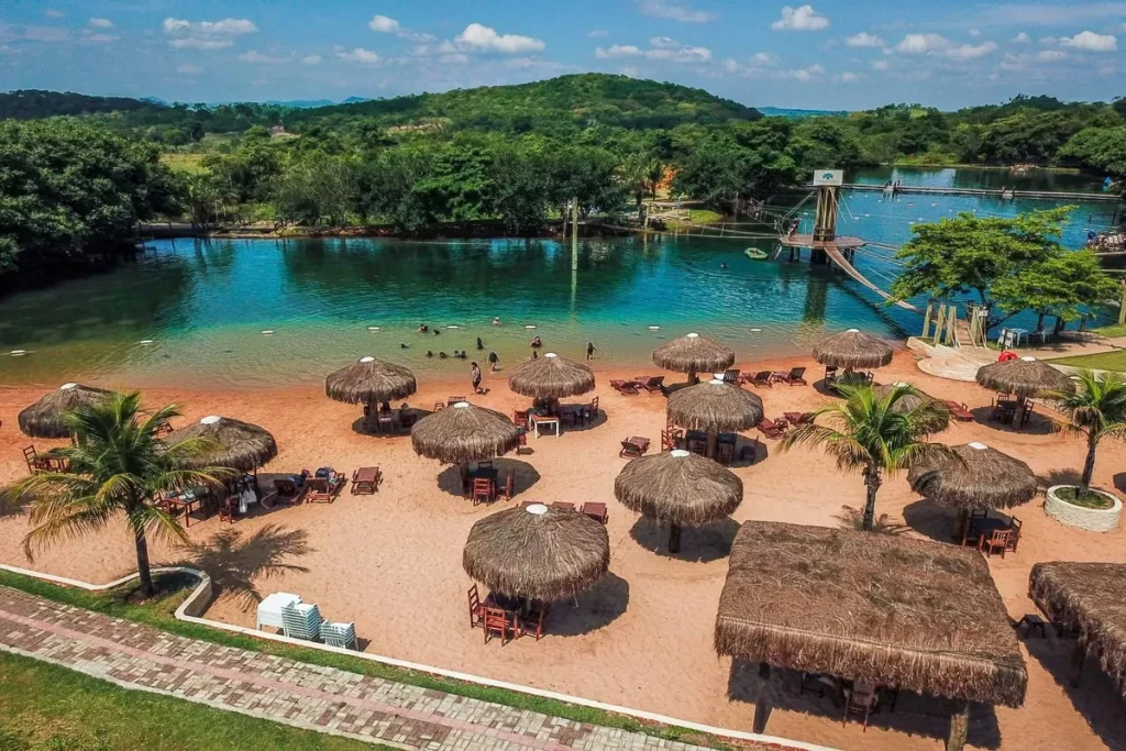 Vista aérea de um balneário em Bonito, Mato Grosso do Sul, com um lindo tempo de sol, água cristalina e áreas de lazer na areia.
