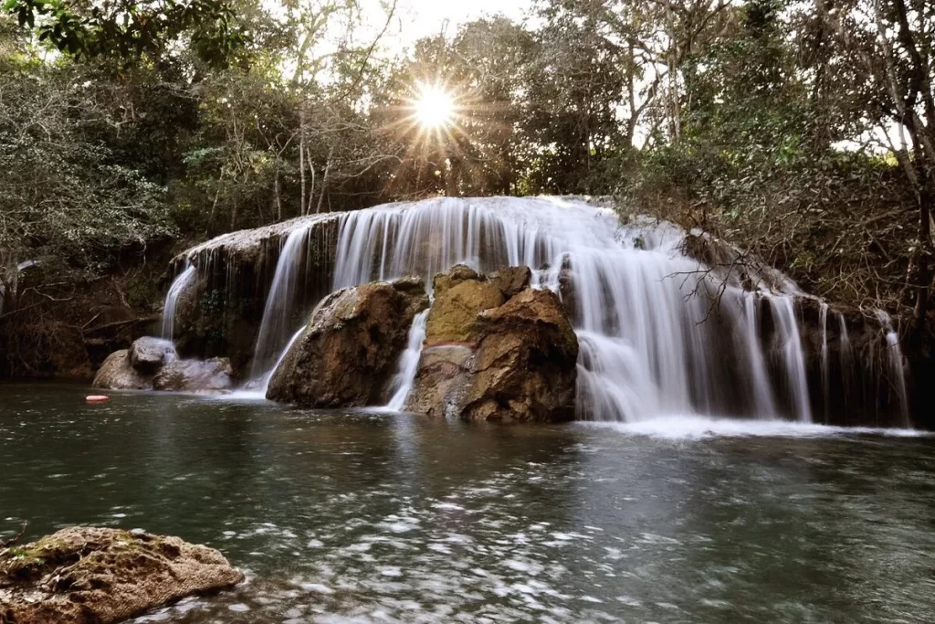Cascata na natureza com a palavra-chave "tempo em Bonito Mato Grosso do Sul" para uma boa classificação.